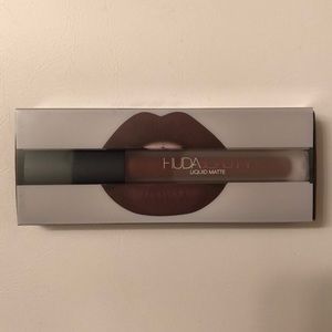 Huda Beauty Liquid Matte in “Spice Girl”